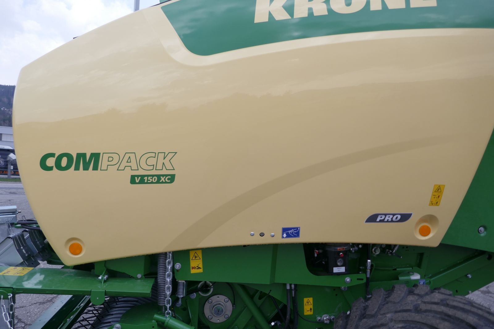 Rundballenpresse от тип Krone Compack V 150 XC PRO, Gebrauchtmaschine в Villach (Снимка 3)