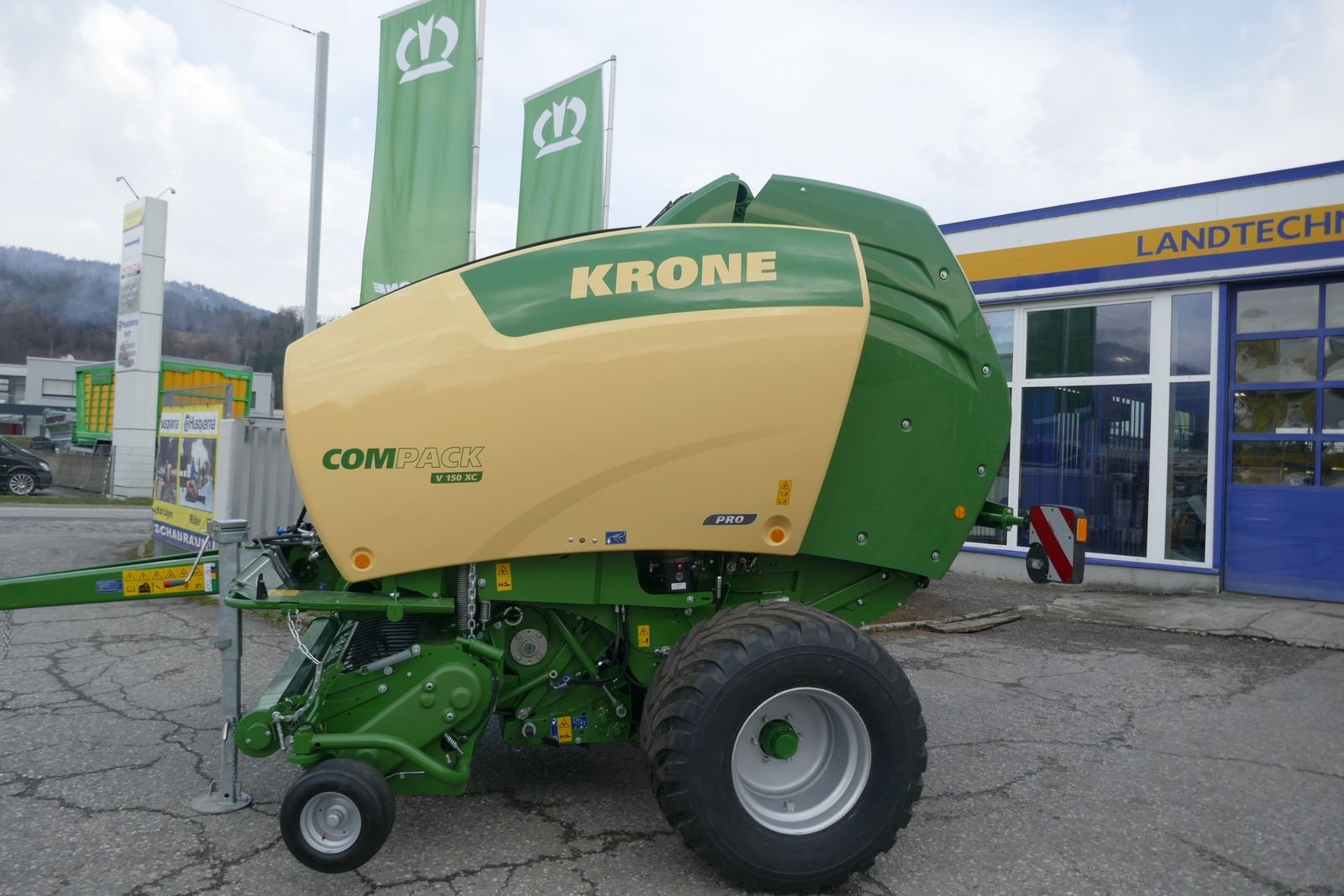 Rundballenpresse от тип Krone Compack V 150 XC PRO, Gebrauchtmaschine в Villach (Снимка 16)