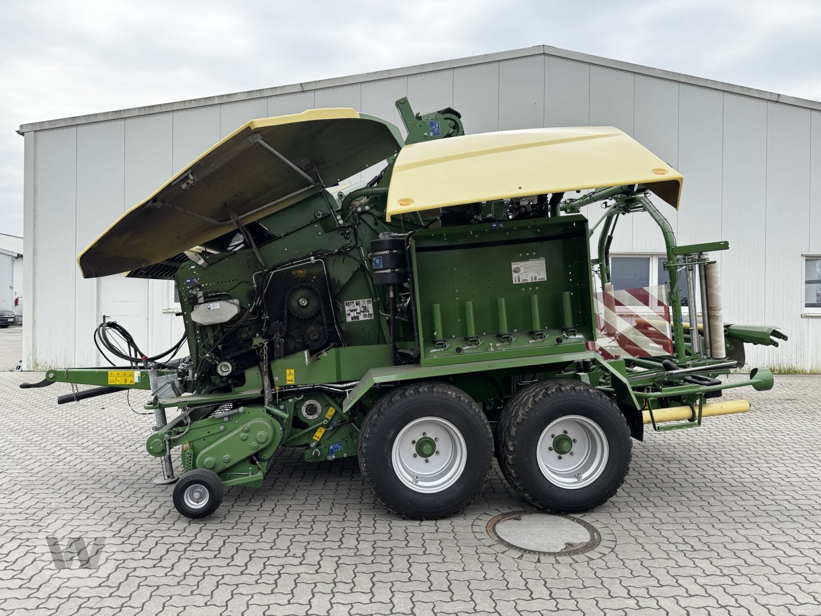 Rundballenpresse van het type Krone Comprima CF 155 XC, Neumaschine in Jördenstorf (Foto 1)