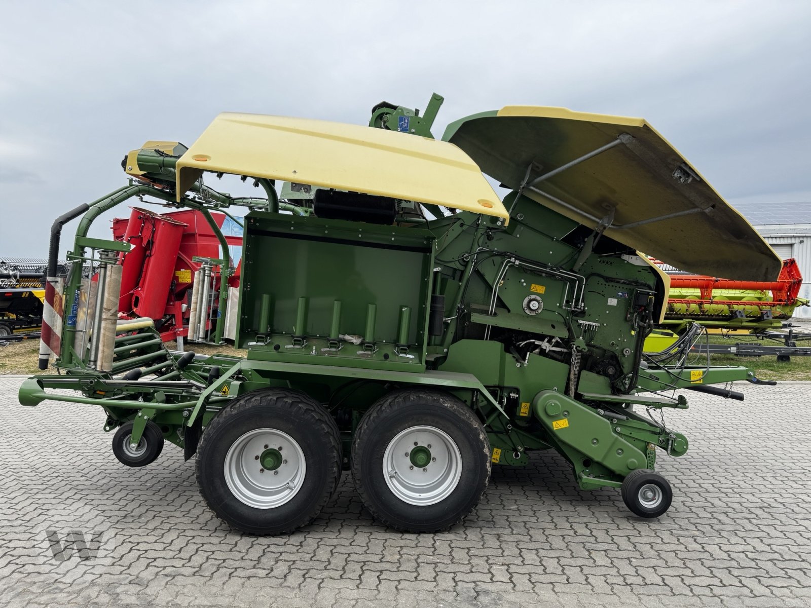 Rundballenpresse van het type Krone Comprima CF 155 XC, Neumaschine in Jördenstorf (Foto 9)