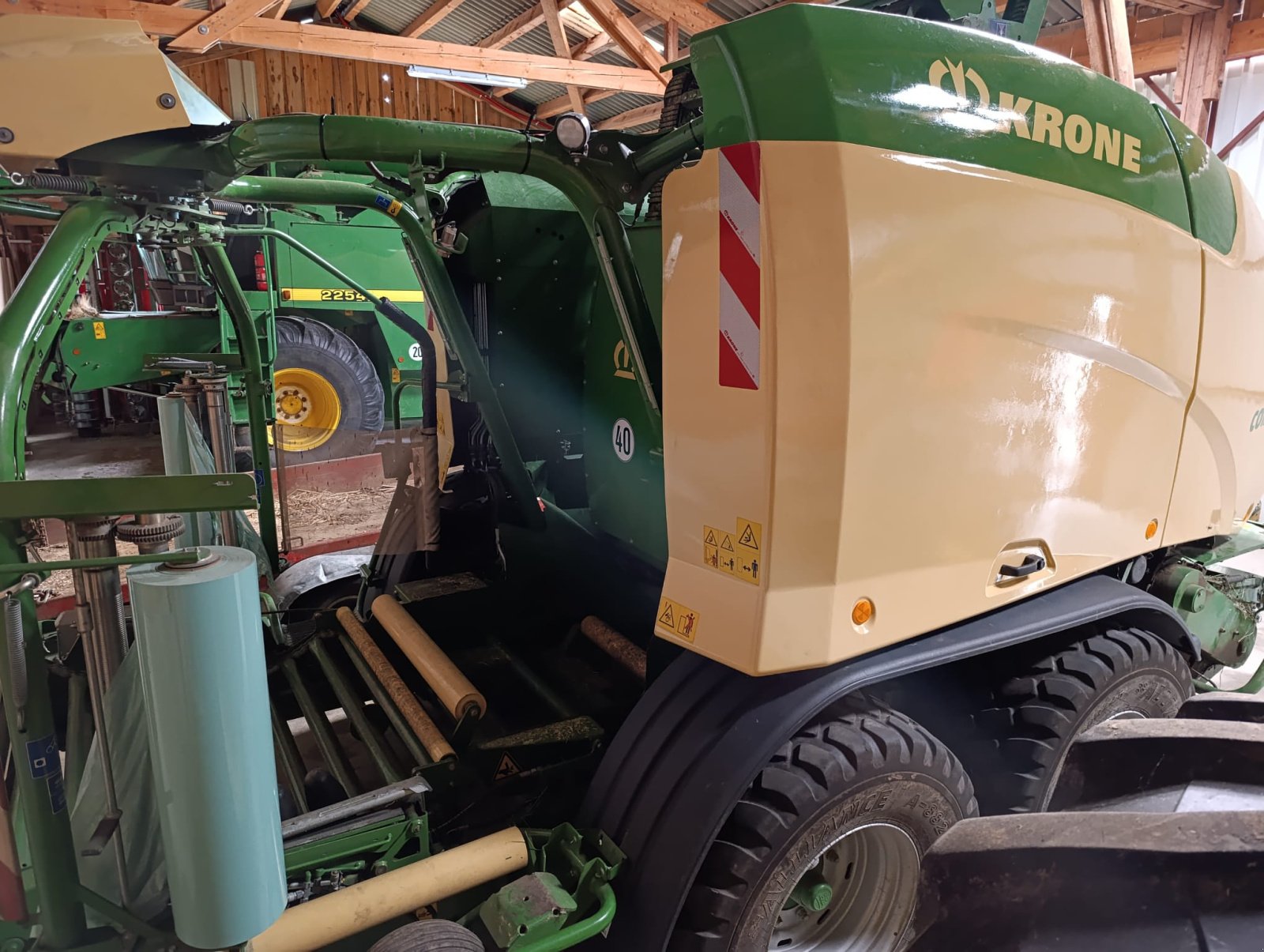 Rundballenpresse des Typs Krone Comprima CF 155 XC, Gebrauchtmaschine in Tannhausen (Bild 2)