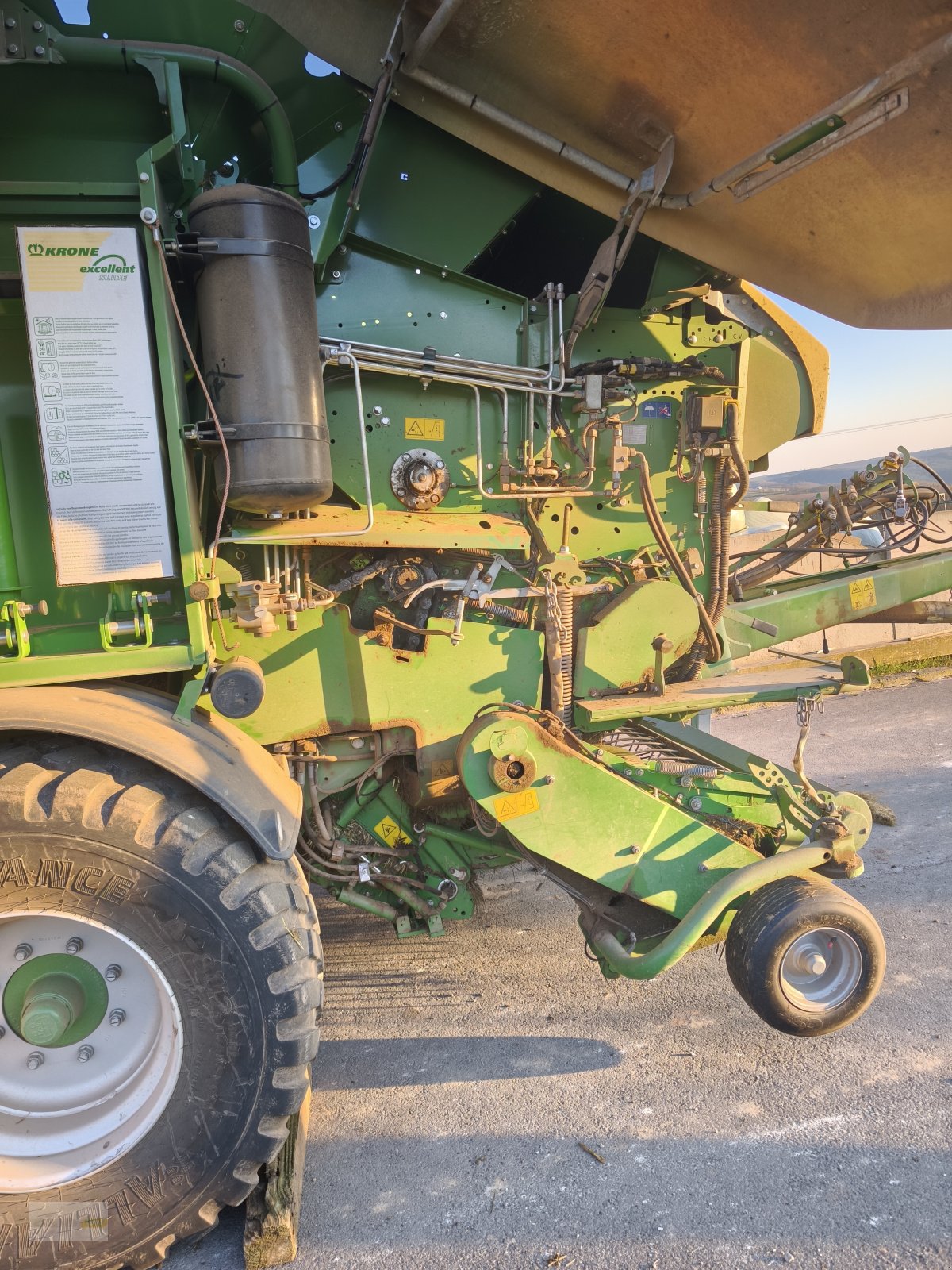 Rundballenpresse of the type Krone Comprima CF 155 XC, Gebrauchtmaschine in Jucken (Picture 9)