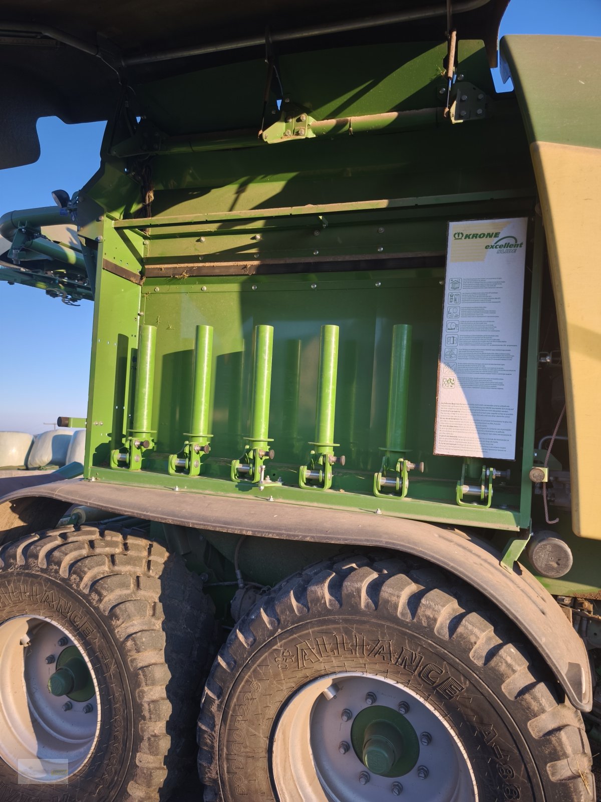 Rundballenpresse of the type Krone Comprima CF 155 XC, Gebrauchtmaschine in Jucken (Picture 10)