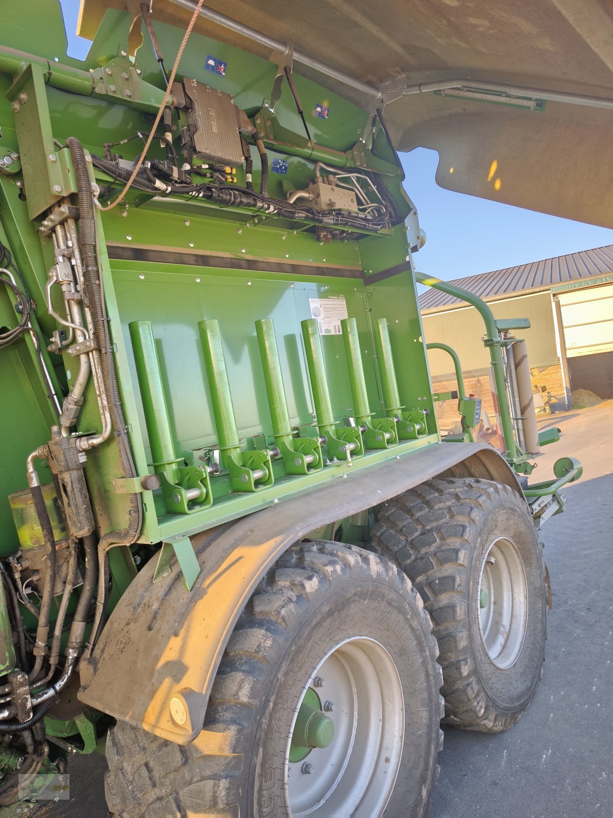 Rundballenpresse of the type Krone Comprima CF 155 XC, Gebrauchtmaschine in Jucken (Picture 12)