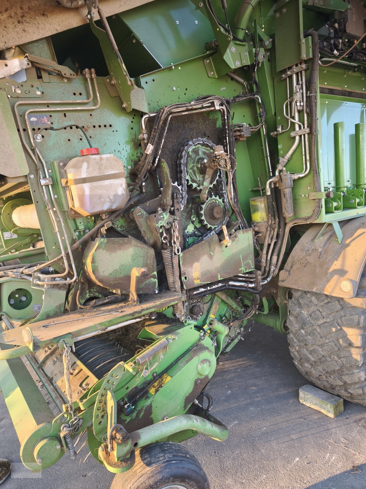 Rundballenpresse of the type Krone Comprima CF 155 XC, Gebrauchtmaschine in Jucken (Picture 14)