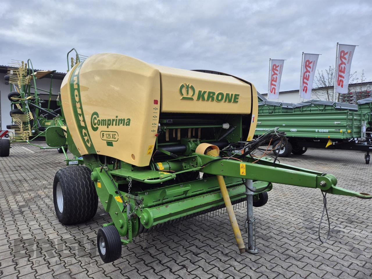 Rundballenpresse типа Krone Comprima F 125 XC, Gebrauchtmaschine в Straubing (Фотография 1)