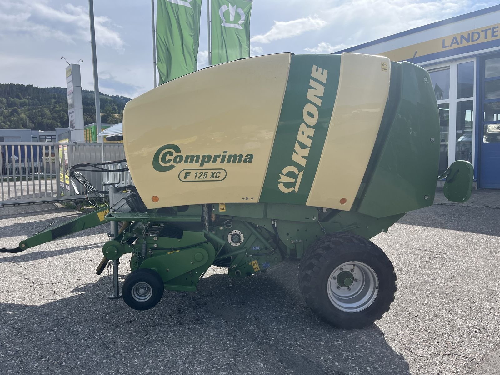 Rundballenpresse van het type Krone Comprima F 125 XC, Gebrauchtmaschine in Villach (Foto 2)