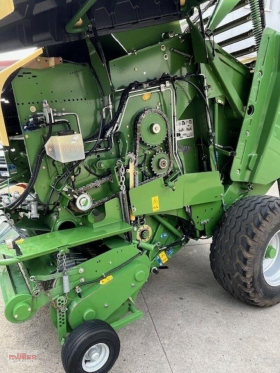 Rundballenpresse des Typs Krone Comprima F 155 XC, Gebrauchtmaschine in Holzhausen (Bild 8)