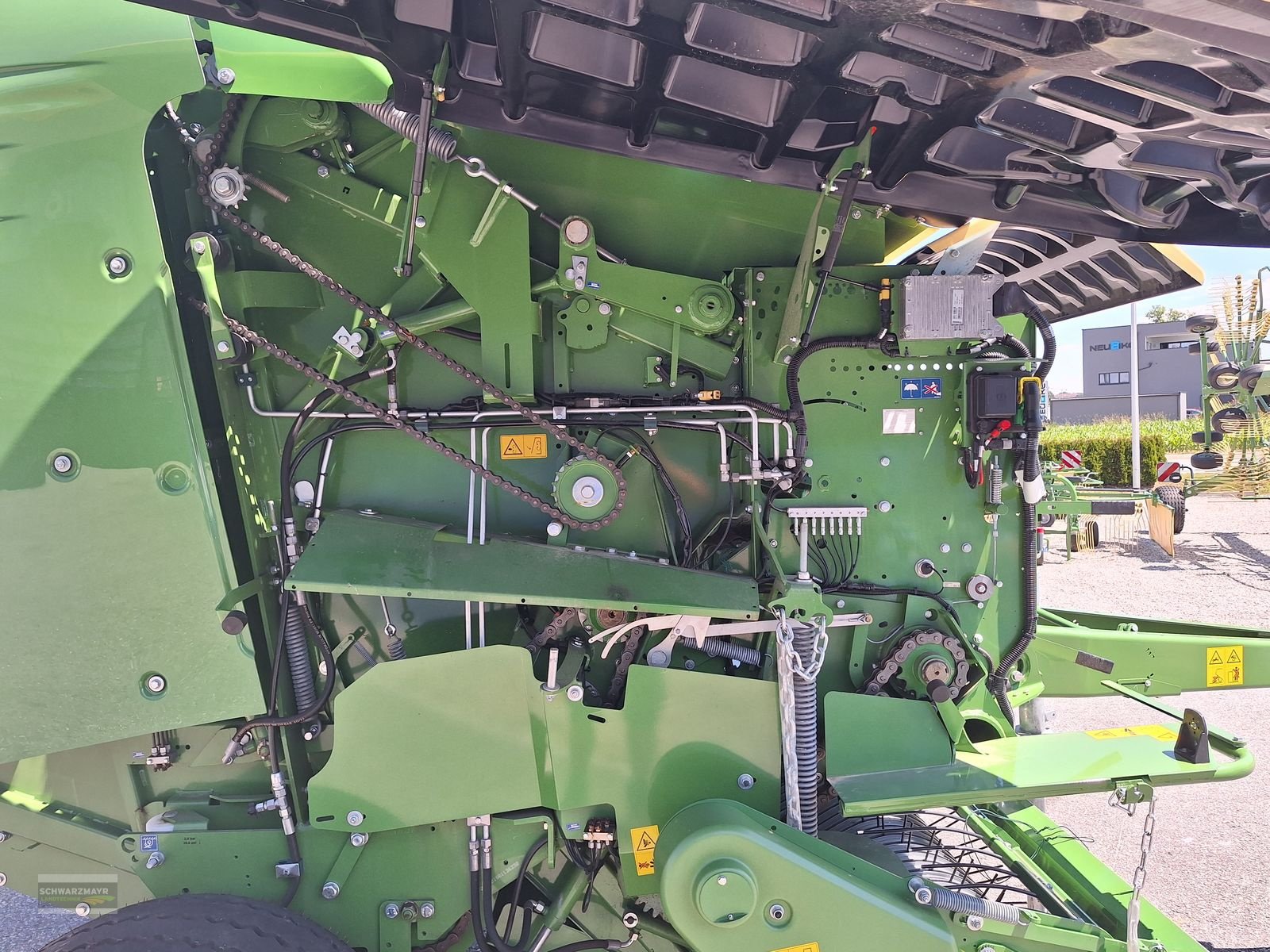 Rundballenpresse des Typs Krone Comprima V 150 XC, Neumaschine in Gampern (Bild 11)