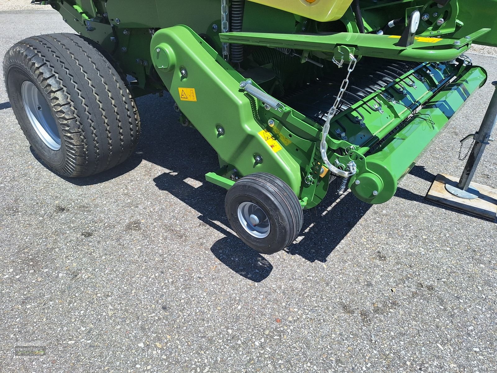 Rundballenpresse des Typs Krone Comprima V 150 XC, Neumaschine in Gampern (Bild 10)