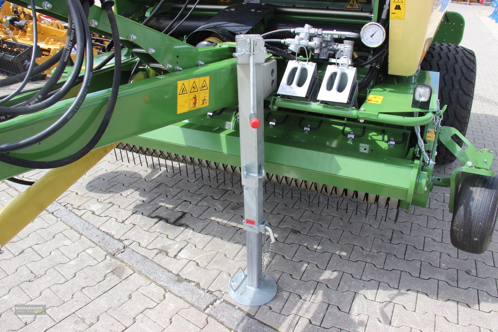 Rundballenpresse des Typs Krone Comprima V 150 XC, Neumaschine in Gampern (Bild 14)