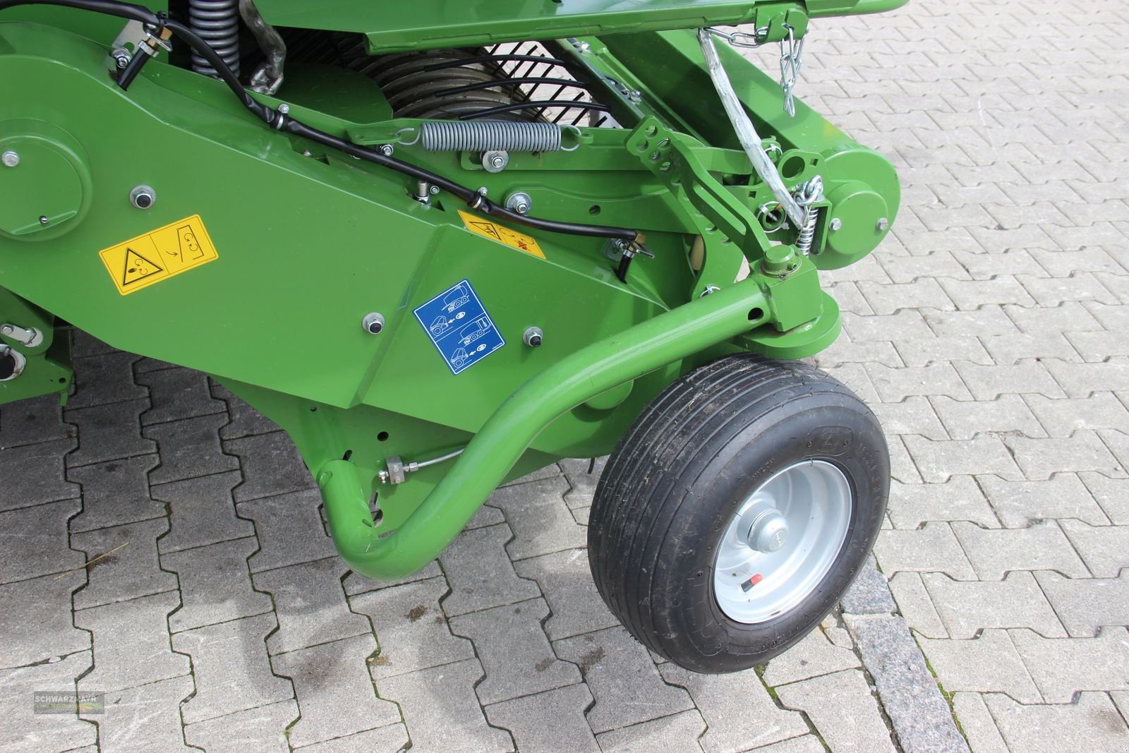 Rundballenpresse des Typs Krone Comprima V 150 XC, Neumaschine in Gampern (Bild 8)