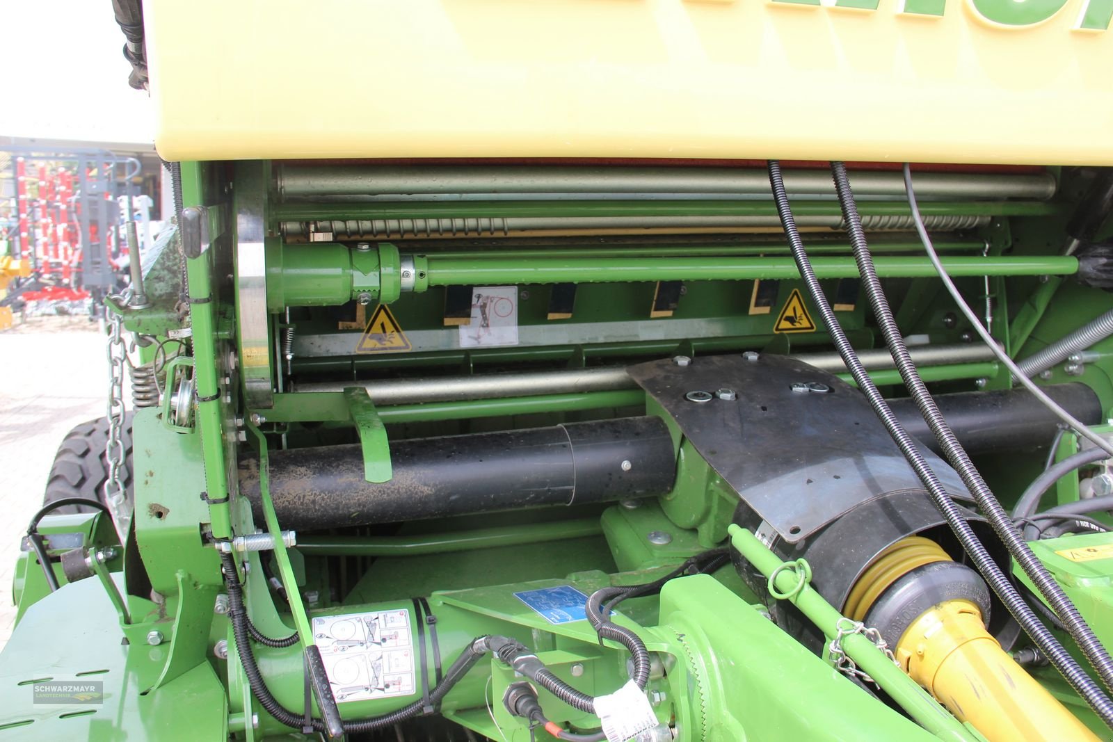 Rundballenpresse des Typs Krone Comprima V 150 XC, Neumaschine in Gampern (Bild 11)