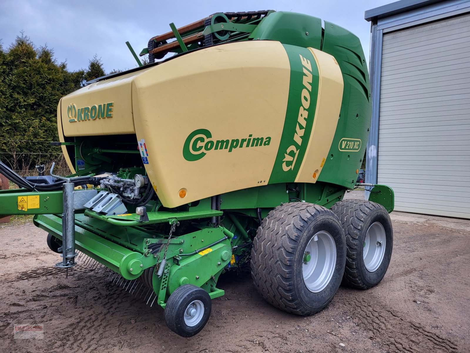 Rundballenpresse типа Krone Comprima V 210 XC, Gebrauchtmaschine в Kirkel-Altstadt (Фотография 8)