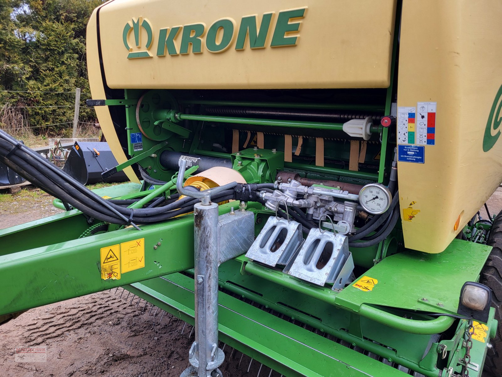 Rundballenpresse типа Krone Comprima V 210 XC, Gebrauchtmaschine в Kirkel-Altstadt (Фотография 9)