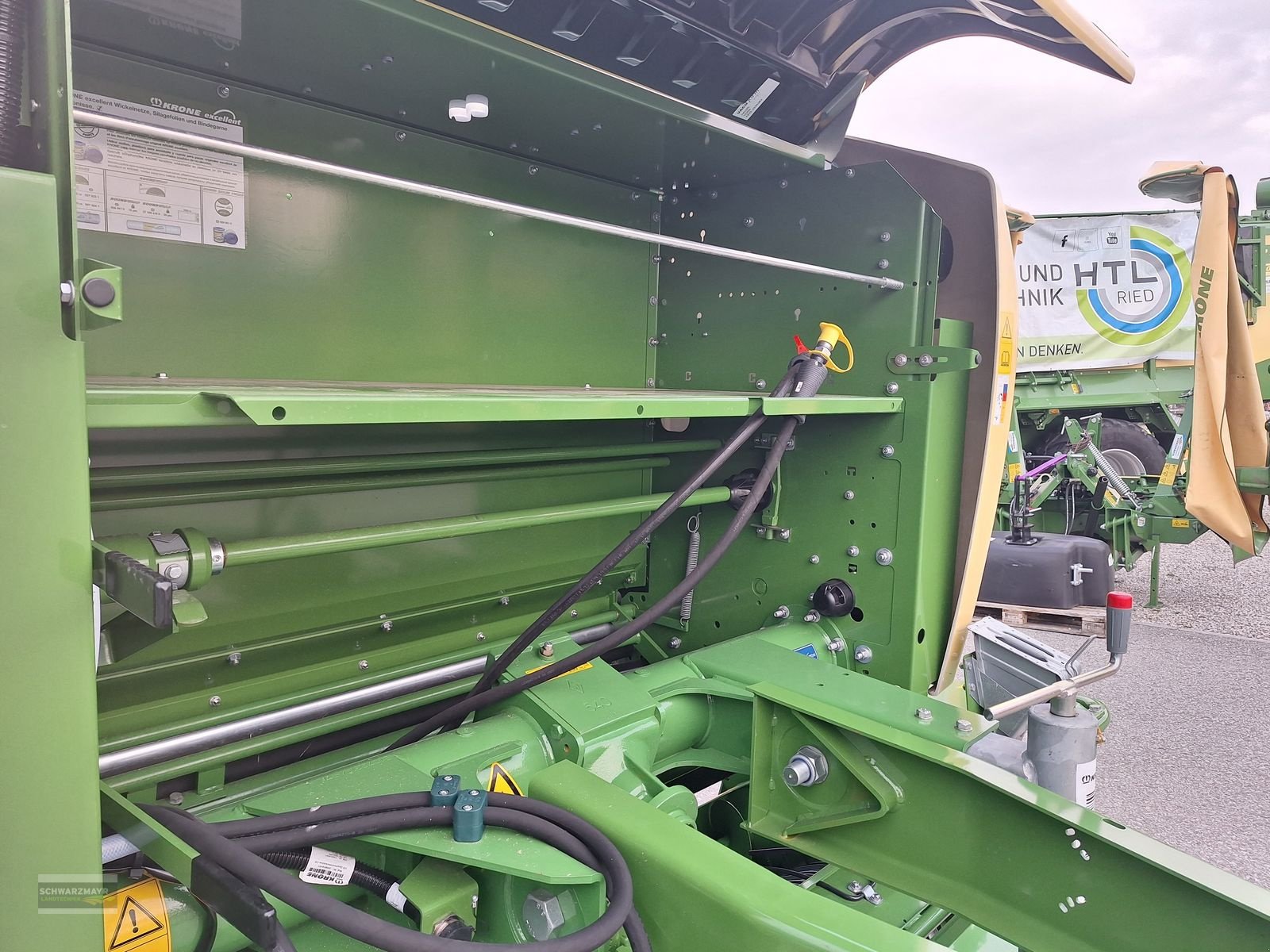 Rundballenpresse des Typs Krone Fortima F 1250 MC, Neumaschine in Gampern (Bild 9)