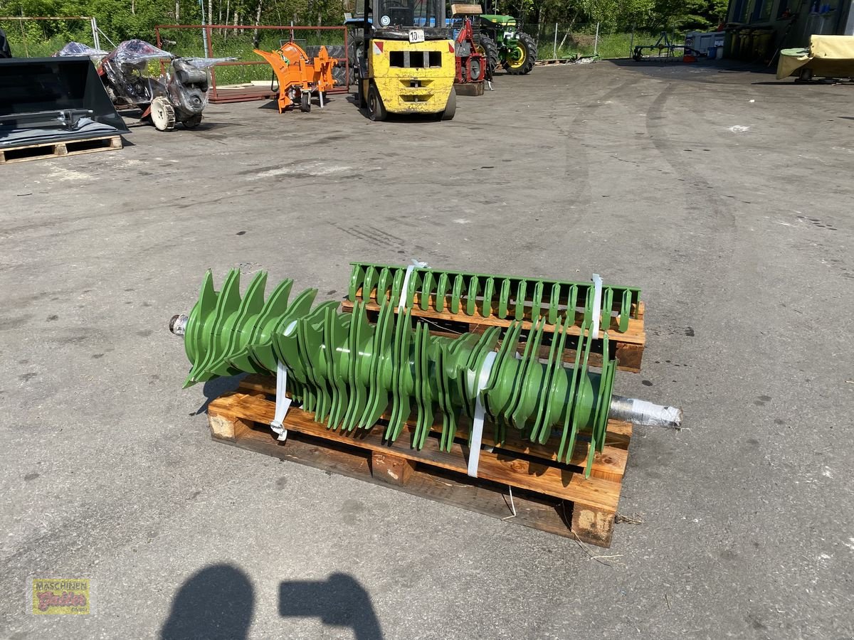 Rundballenpresse des Typs Krone Schneidrotor zu Krone Fortima und Vario-Pack, Neumaschine in Kötschach (Bild 1)