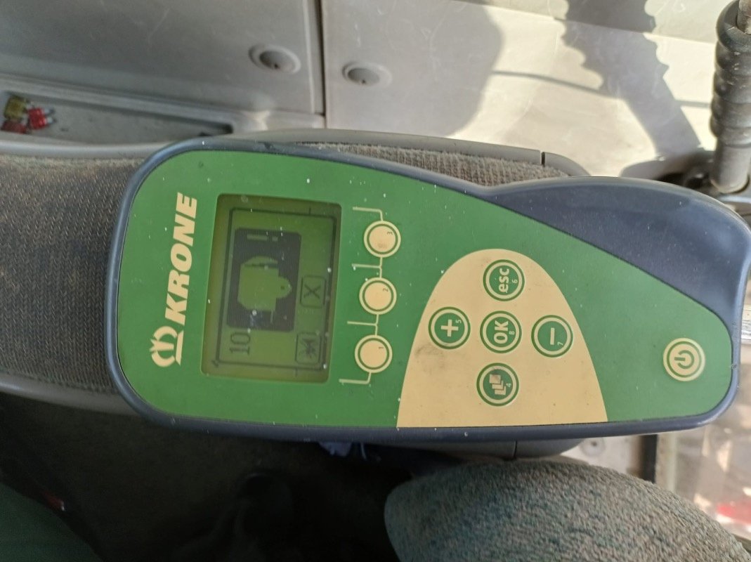 Rundballenpresse del tipo Krone V 180 XC Comprima, Gebrauchtmaschine In Liebenwalde (Immagine 3)