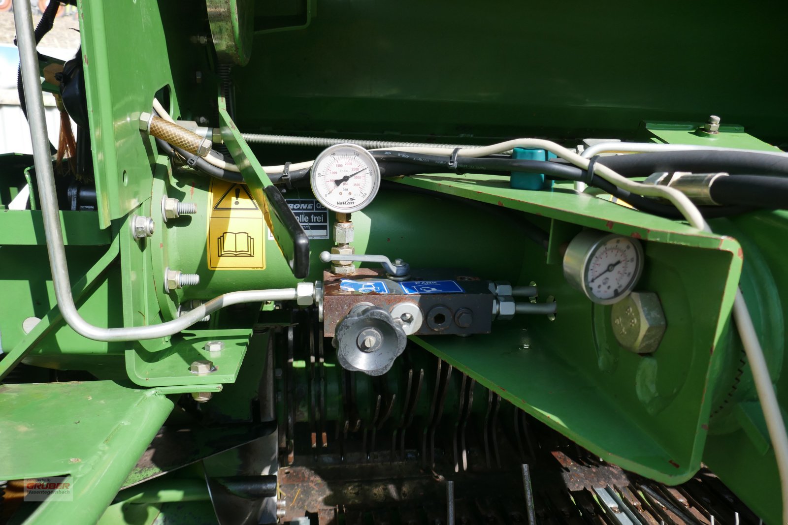 Rundballenpresse des Typs Krone Vario Pack 1500 MC, Gebrauchtmaschine in Dorfen (Bild 13)