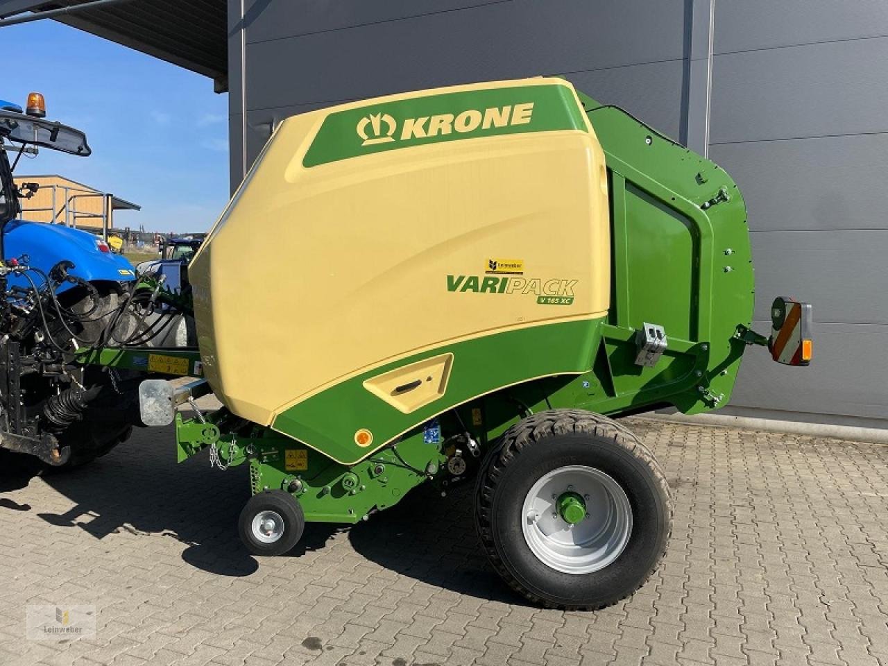 Rundballenpresse des Typs Krone VariPack V 165 XC, Neumaschine in Neuhof - Dorfborn (Bild 2)
