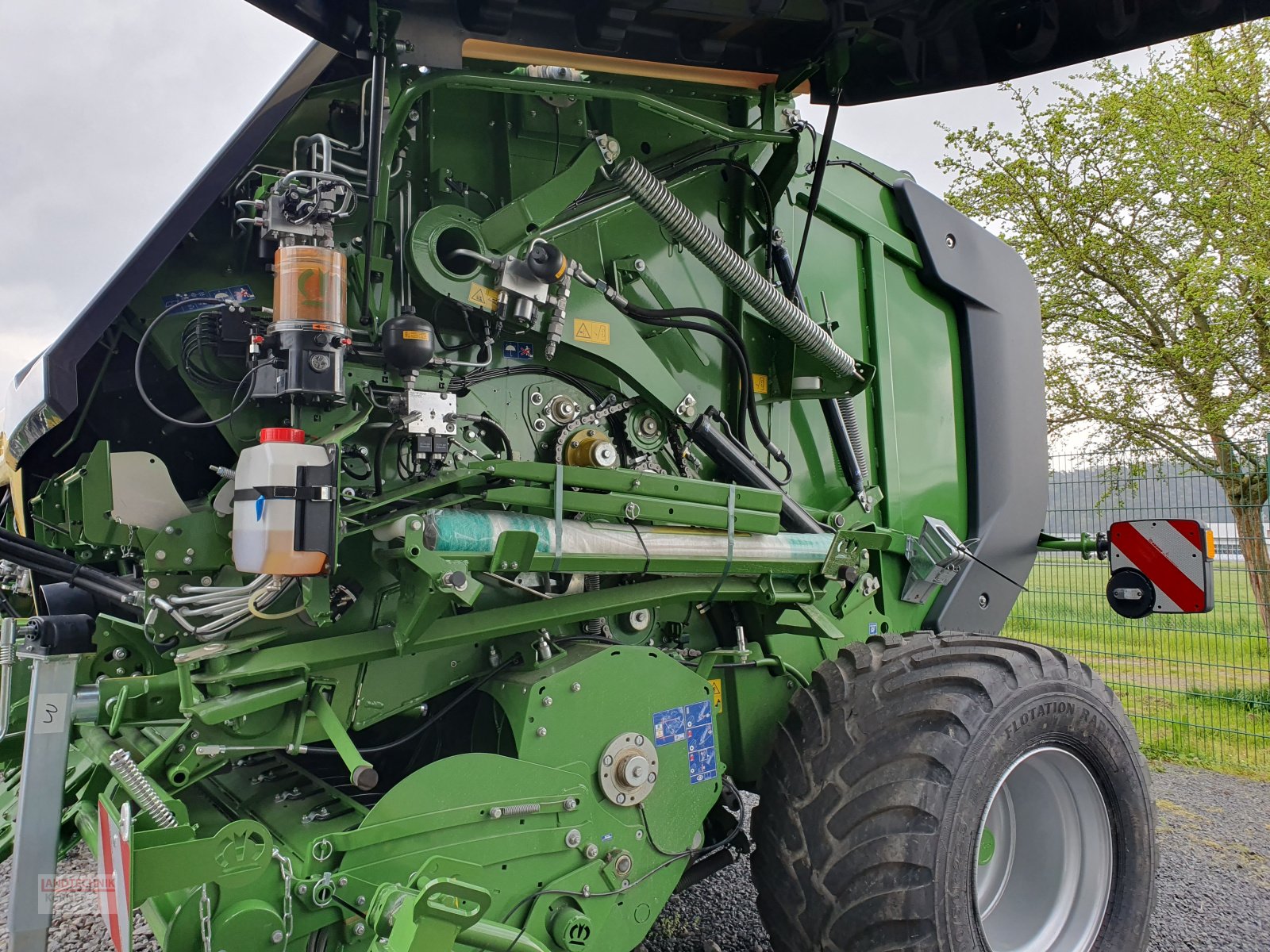 Rundballenpresse des Typs Krone VariPack V 190 XC Plus, Neumaschine in Kirkel-Altstadt (Bild 8)
