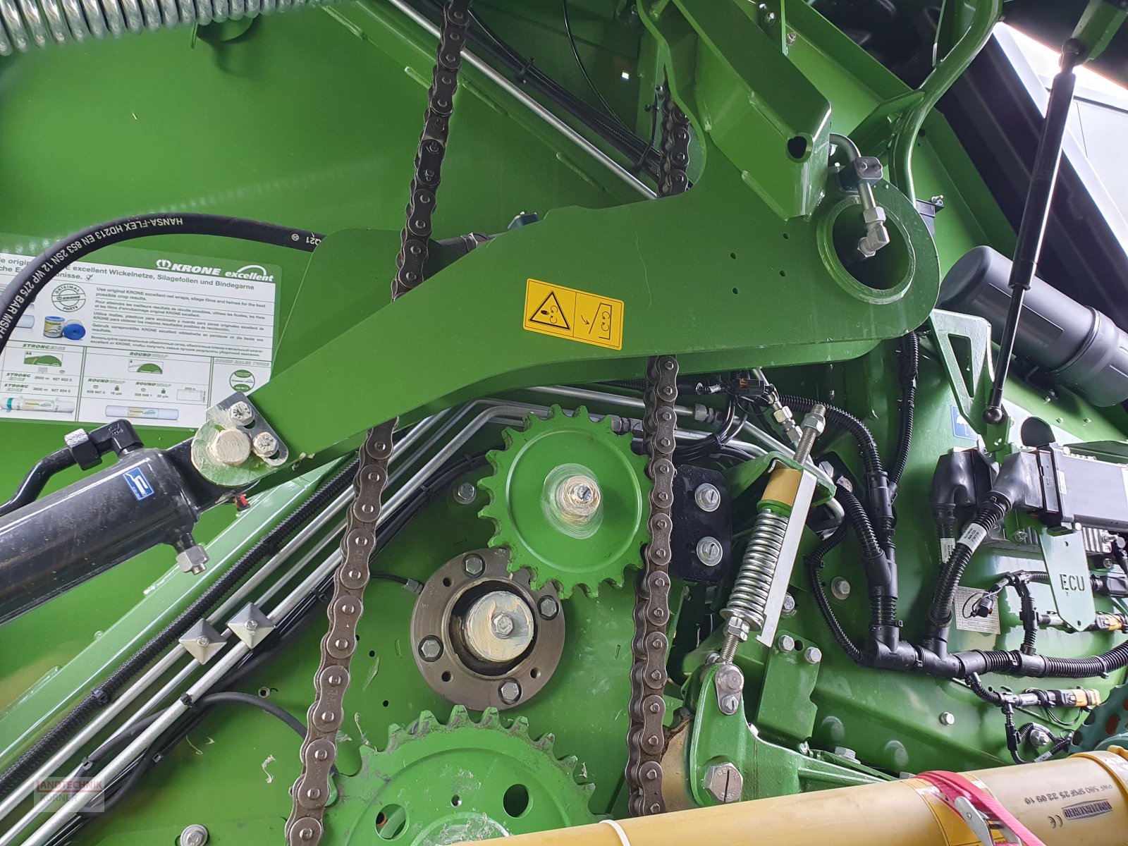 Rundballenpresse des Typs Krone VariPack V 190 XC Plus, Neumaschine in Kirkel-Altstadt (Bild 12)