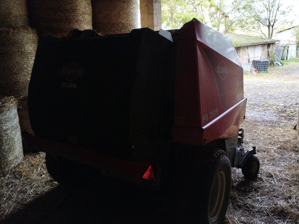 Rundballenpresse типа Kuhn FB 2135, Gebrauchtmaschine в Saint-Affrique (Фотография 3)