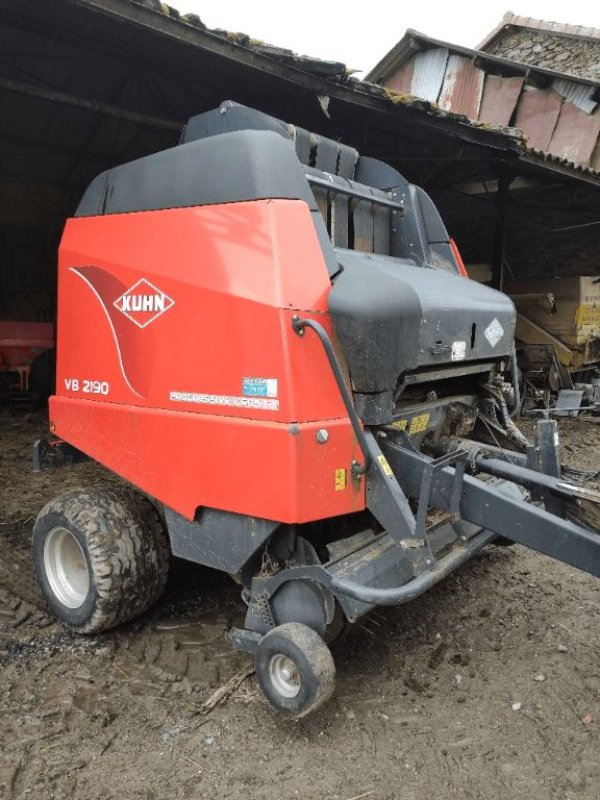 Rundballenpresse del tipo Kuhn VB 2190, Gebrauchtmaschine en COGNAC LA FORET (Imagen 1)