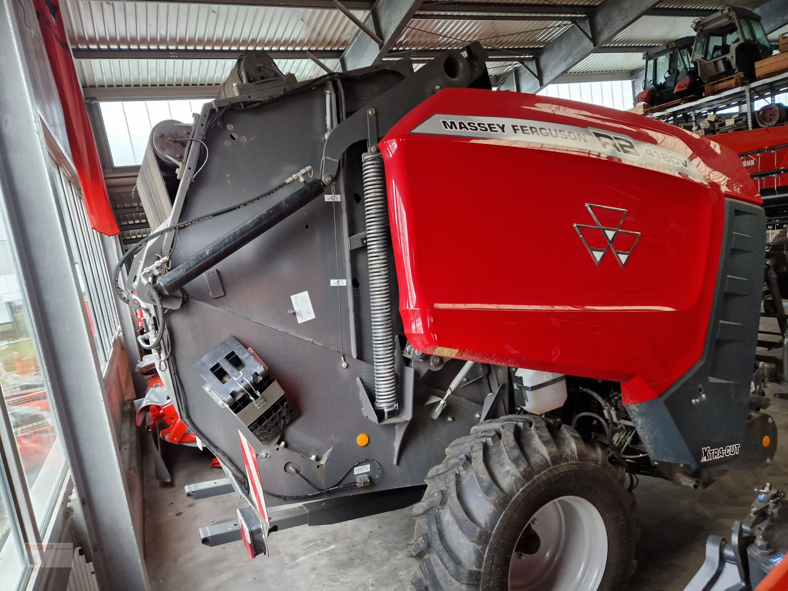 Rundballenpresse des Typs Massey Ferguson 4180 V Xtra, Gebrauchtmaschine in Pfoerring (Bild 3)