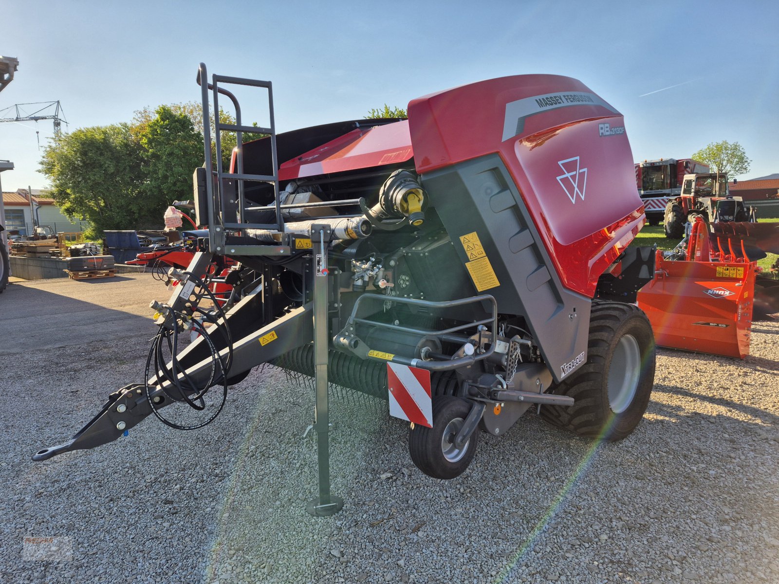 Rundballenpresse des Typs Massey Ferguson RB 3130, Neumaschine in Pfoerring (Bild 1)