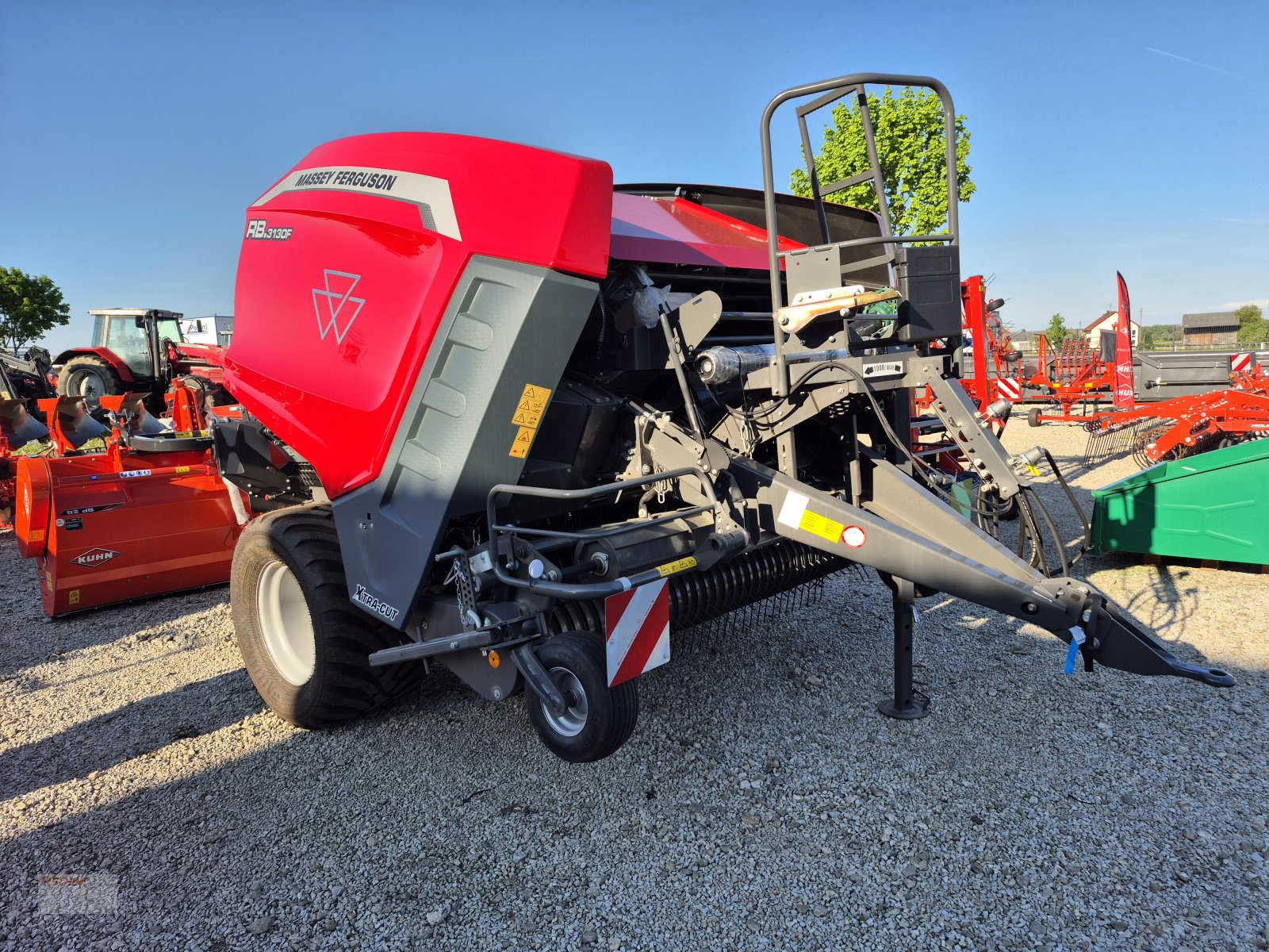 Rundballenpresse des Typs Massey Ferguson RB 3130, Neumaschine in Pfoerring (Bild 2)