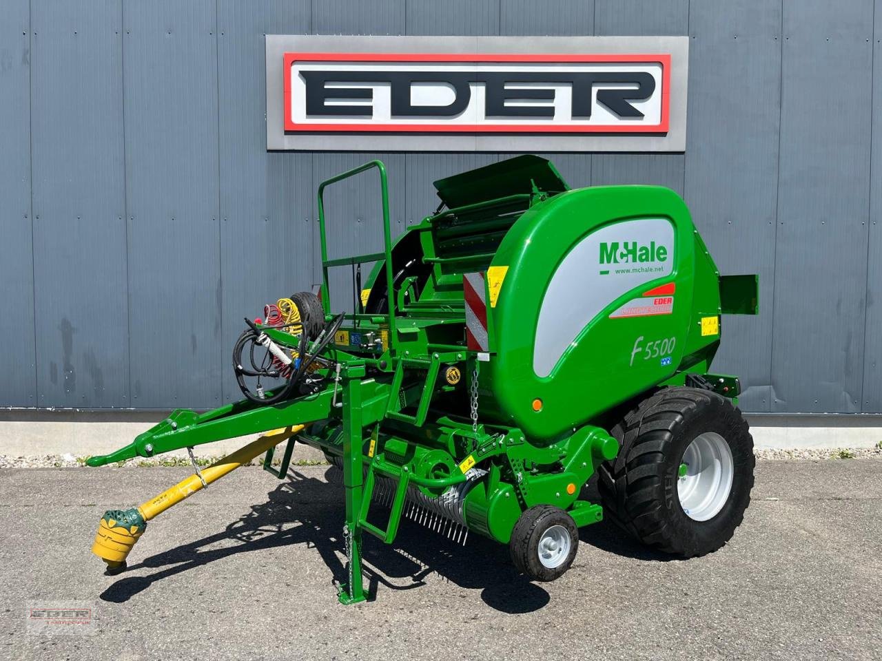 Rundballenpresse of the type McHale F 5500, Neumaschine in Tuntenhausen (Picture 1)