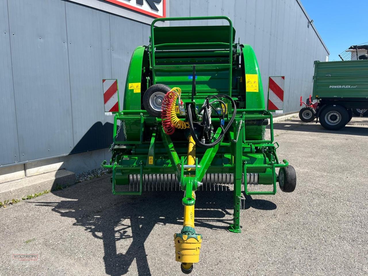 Rundballenpresse of the type McHale F 5500, Neumaschine in Tuntenhausen (Picture 2)