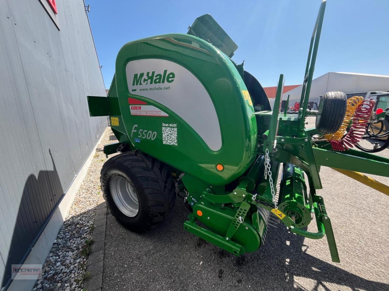 Rundballenpresse of the type McHale F 5500, Neumaschine in Tuntenhausen (Picture 5)