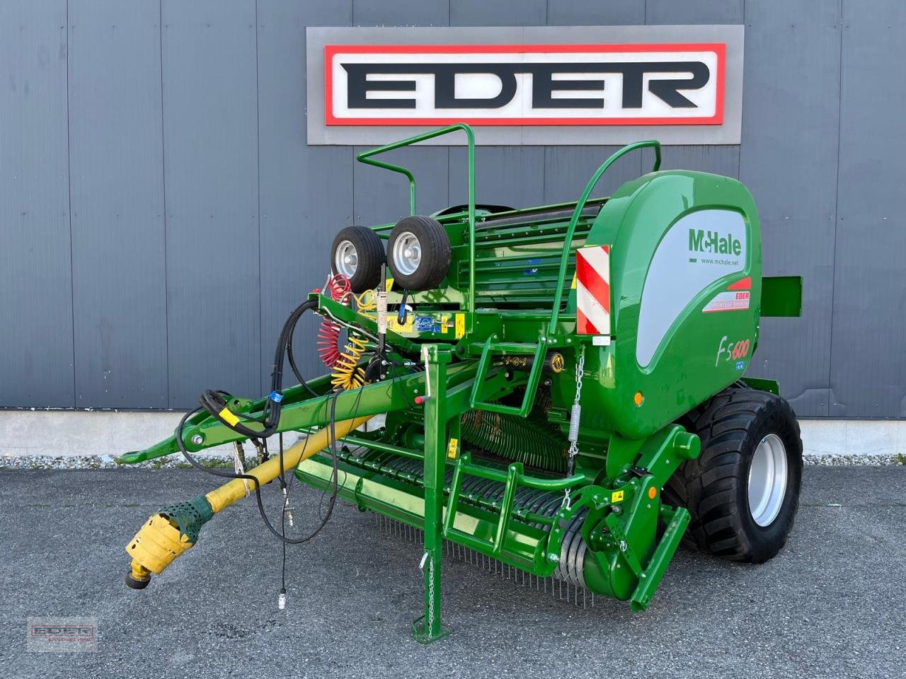 Rundballenpresse typu McHale F 5600, Vorführmaschine v Tuntenhausen (Obrázek 1)