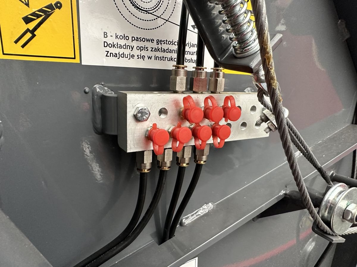 Rundballenpresse des Typs Metal-Fach Festkammer Rundballenpresse Z562RN, Neumaschine in Tamsweg (Bild 12)