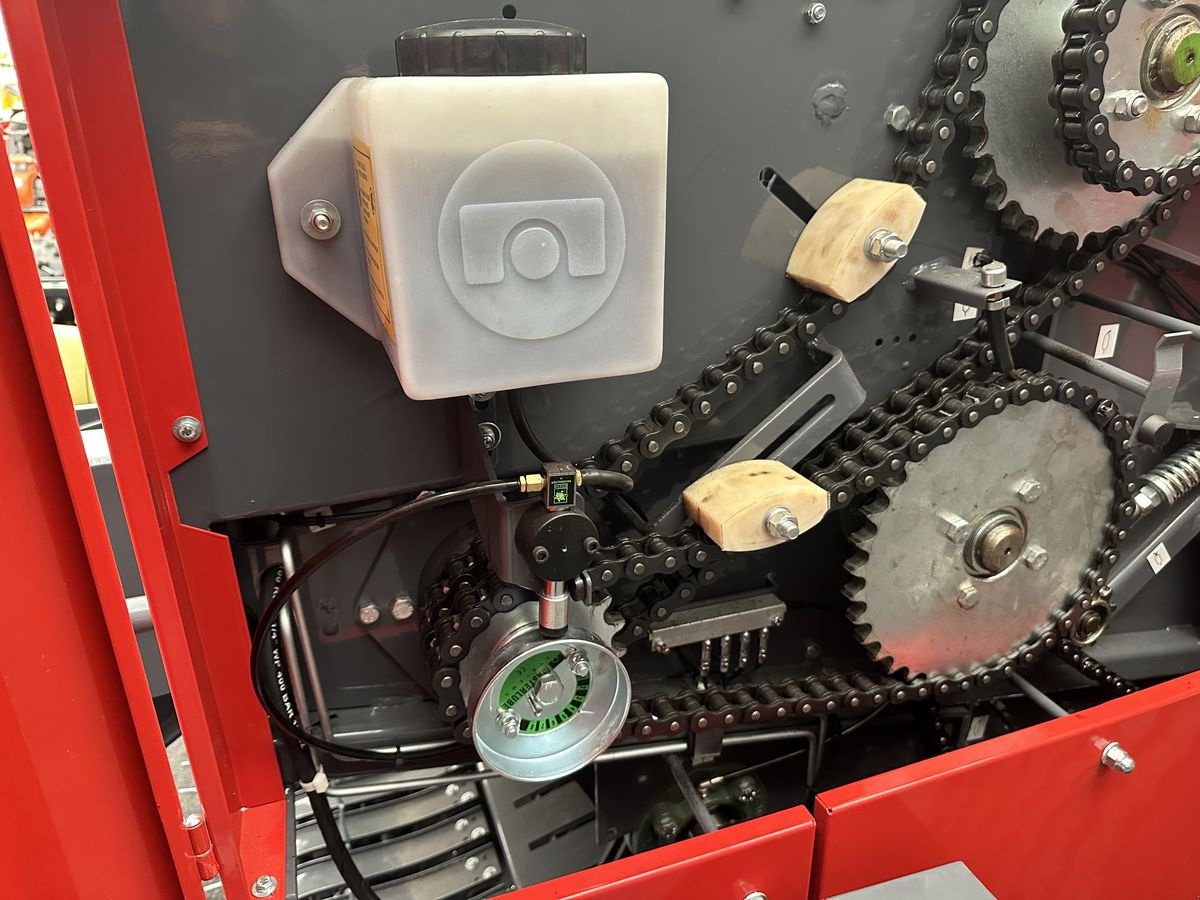 Rundballenpresse des Typs Metal-Fach Festkammer Rundballenpresse Z562RN, Neumaschine in Tamsweg (Bild 10)