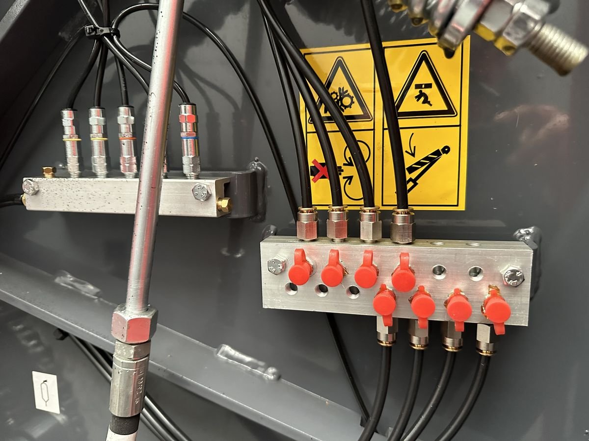 Rundballenpresse des Typs Metal-Fach Festkammer Rundballenpresse Z562RN, Neumaschine in Tamsweg (Bild 9)