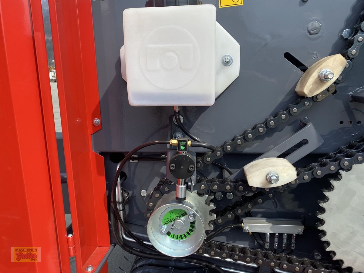 Rundballenpresse des Typs Metal-Fach Z 562 RN  Bergausführung Schneidwerk Bremse, Neumaschine in Kötschach (Bild 26)
