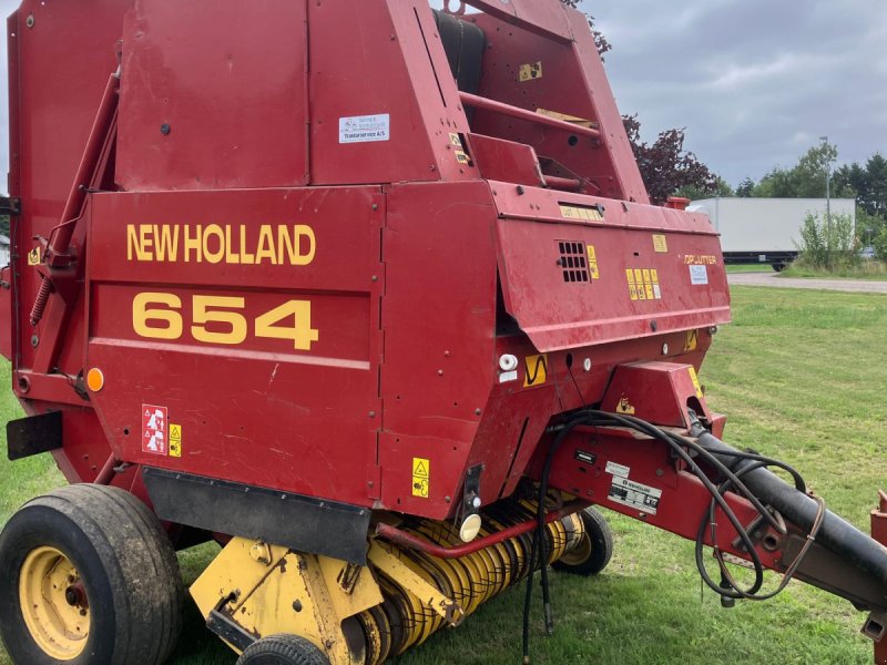 Rundballenpresse tipa New Holland 654 RUNDBALLEPRESSER Cropcutter, Gebrauchtmaschine u Roskilde (Slika 1)