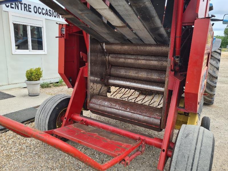 Rundballenpresse des Typs New Holland 658, Gebrauchtmaschine in BRAY en Val (Bild 10)
