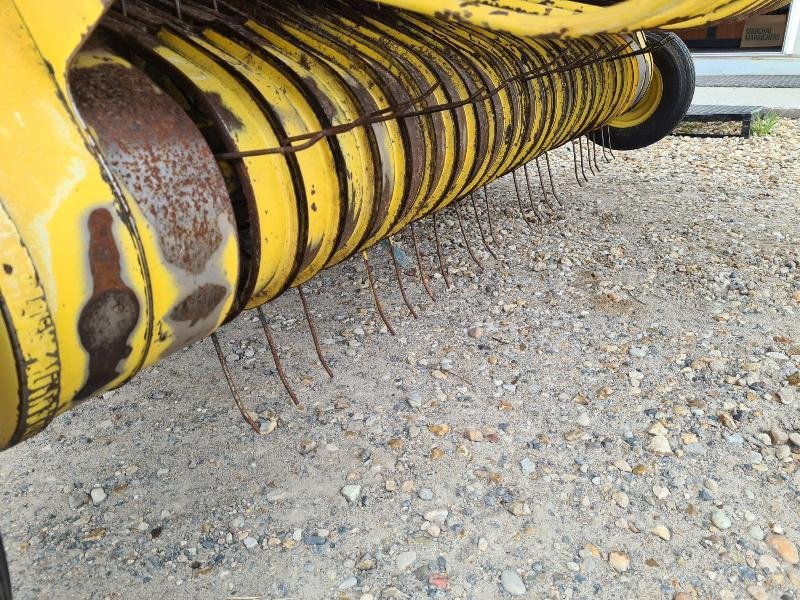 Rundballenpresse des Typs New Holland 658, Gebrauchtmaschine in BRAY en Val (Bild 8)