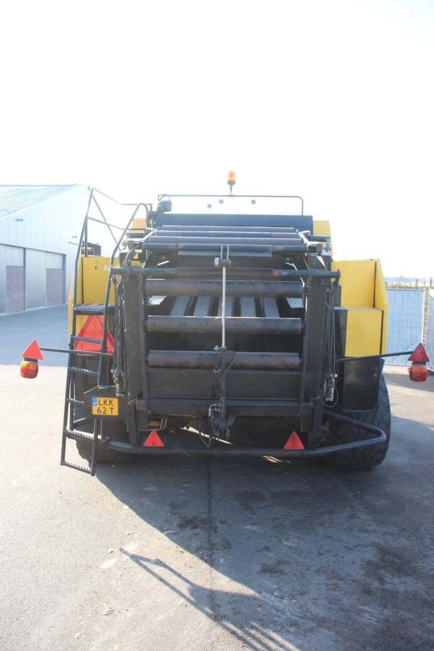 Rundballenpresse des Typs New Holland BB950A, Gebrauchtmaschine in Antwerpen (Bild 4)