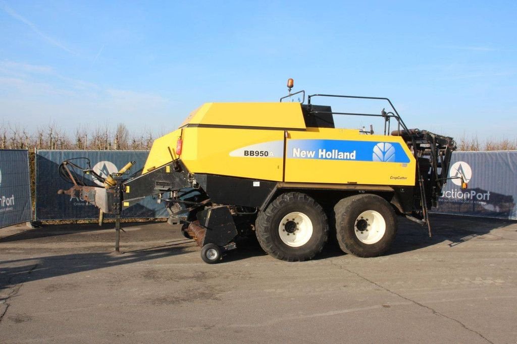 Rundballenpresse des Typs New Holland BB950A, Gebrauchtmaschine in Antwerpen (Bild 1)