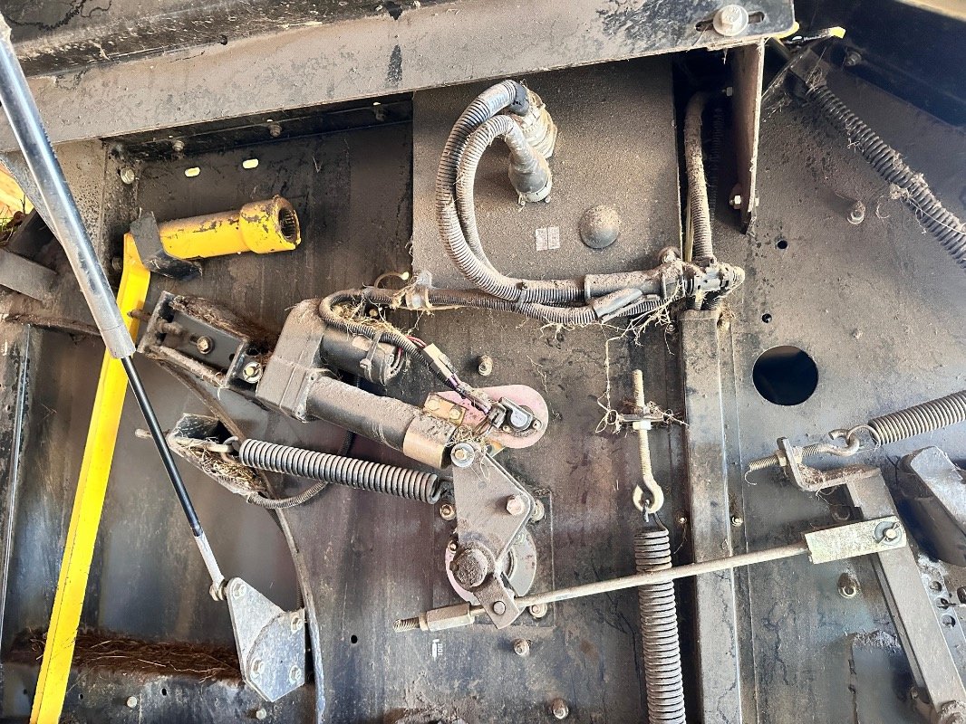 Rundballenpresse типа New Holland BR 6090 / Roll-Bar 125, Gebrauchtmaschine в Liebenwalde (Фотография 16)