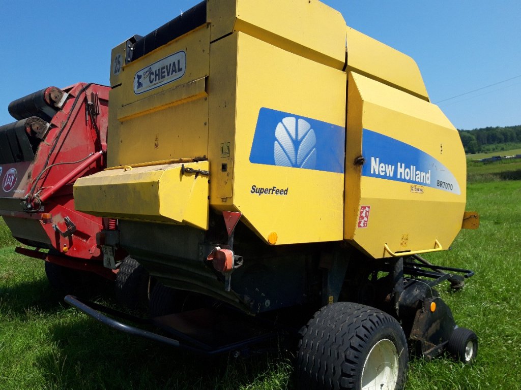 Rundballenpresse of the type New Holland BR 7070 R FF, Gebrauchtmaschine in BRAS SUR MEUSE (Picture 3)