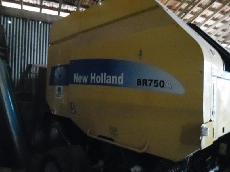 Rundballenpresse des Typs New Holland BR 750A, Gebrauchtmaschine in CHAUMESNIL (Bild 4)