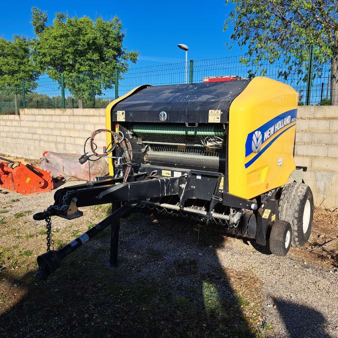 Rundballenpresse del tipo New Holland BR120UTILITY, Gebrauchtmaschine en UCHAUD (Imagen 2)