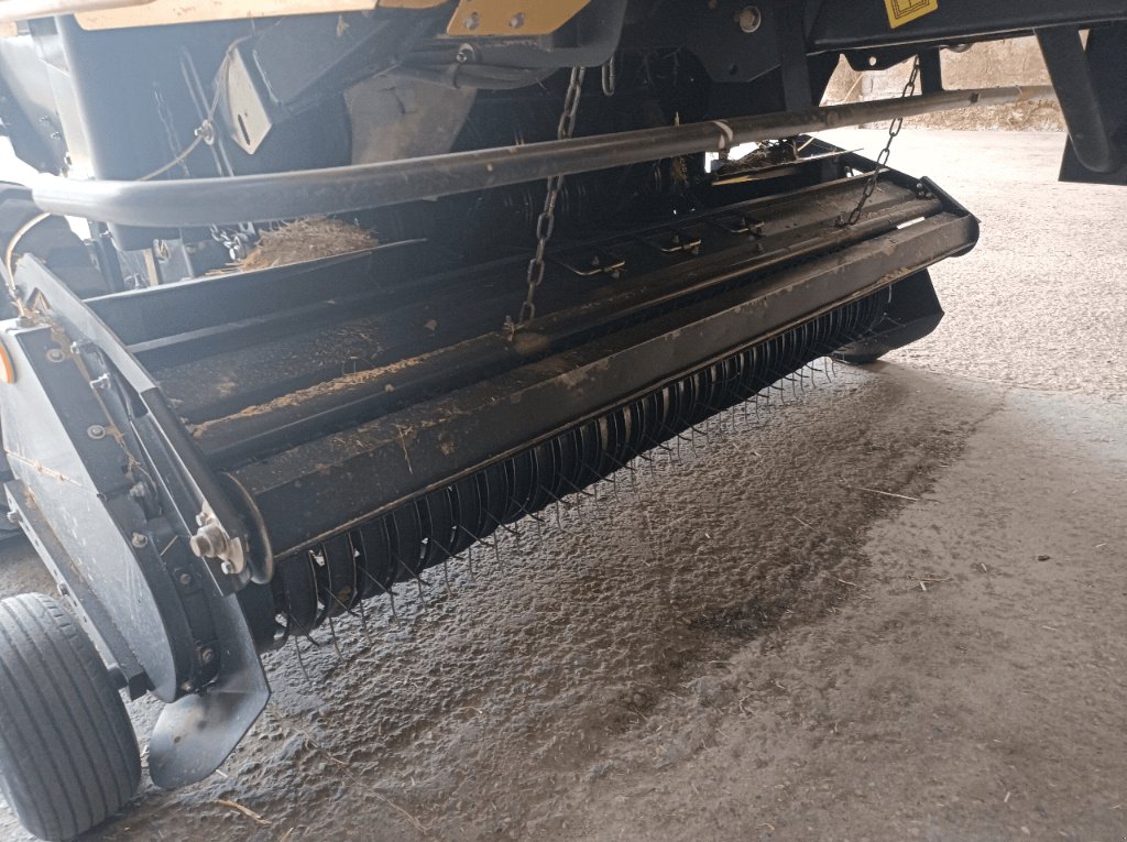 Rundballenpresse des Typs New Holland Br7070 crop cutter, Gebrauchtmaschine in Einvaux (Bild 5)