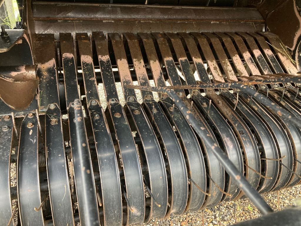 Rundballenpresse des Typs New Holland BR750A, Gebrauchtmaschine in MORHANGE (Bild 4)